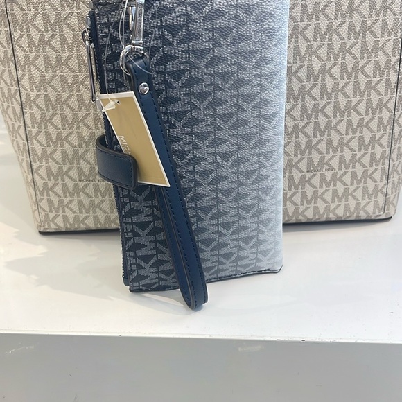 Michael Kors Jet Set Large Ombré Signature Logo Wristlet Wallet Phone
NAVY
NWT - Picture 16 of 16